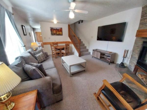 Valley Condo 101 Creekside - End Unit - Wi-Fi - Hot Tub - Fireplace - Washer - Dryer - Playground